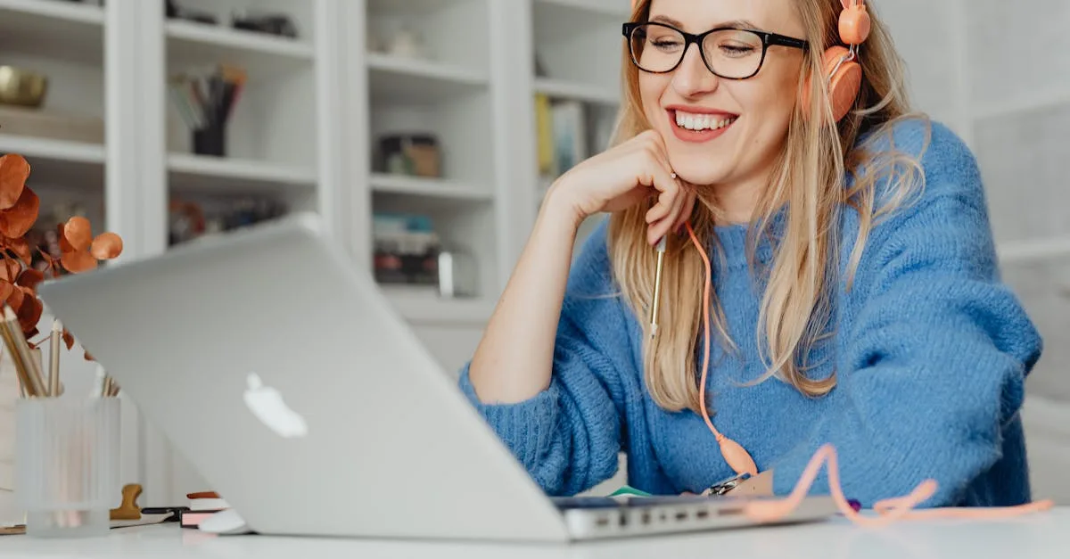 Ambiente de trabalho criativo com computador para criação de conteúdo adulto