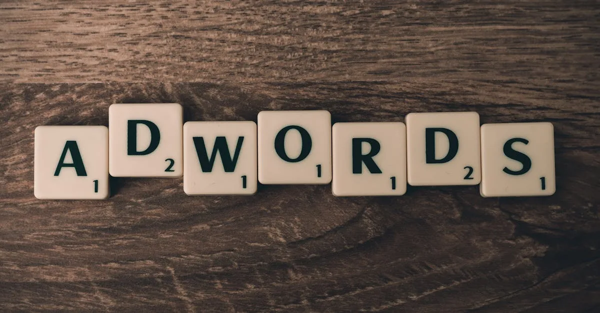 Computador com gráficos e ferramentas digitais representando estratégias de marketing e SEO