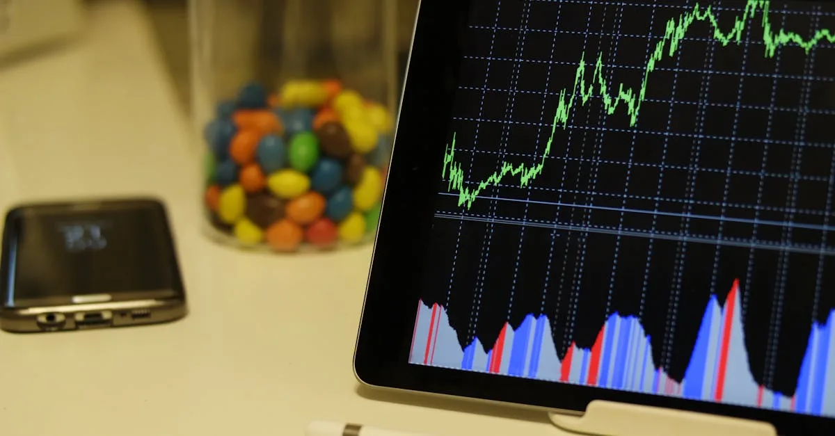 Criador de conteúdo digital adulto usando laptop e smartphone com ícones digitais ao redor