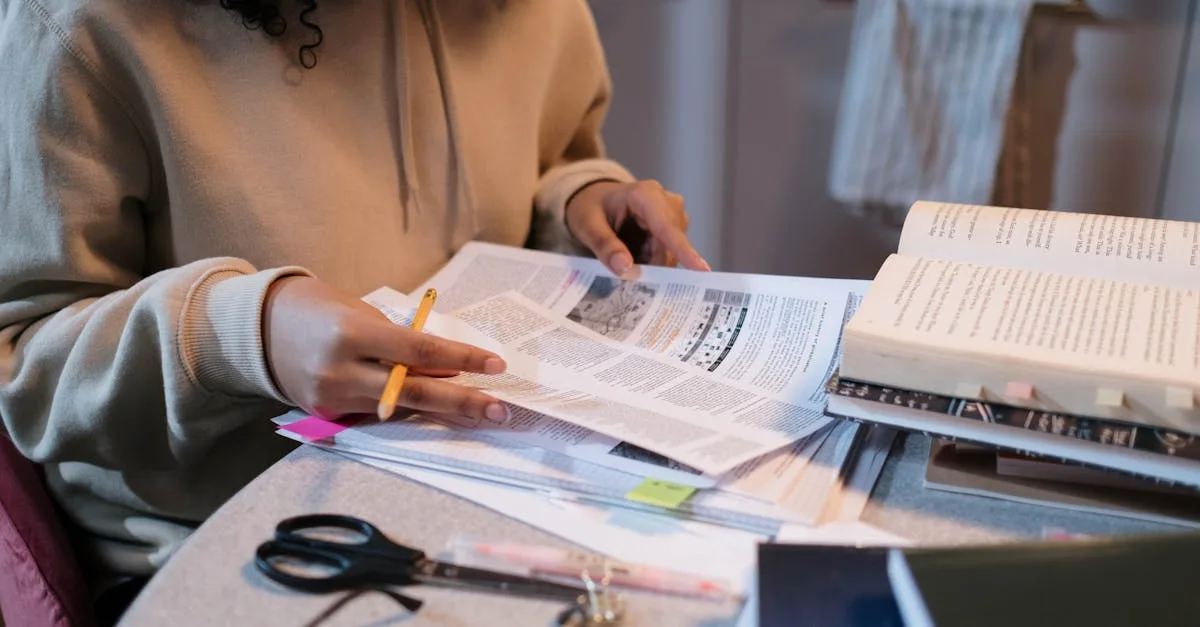 Equipe analisando gráficos de marketing para sites adultos