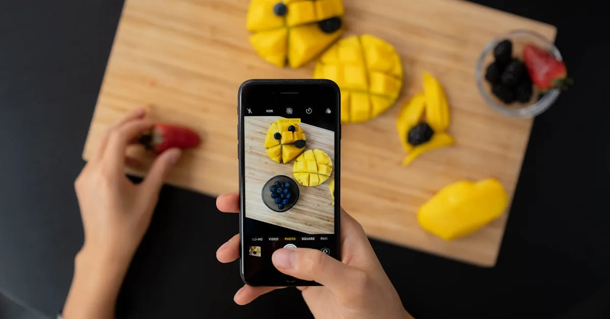 Fotógrafo ajustando equipamentos para capturar imagens sensuais e artísticas