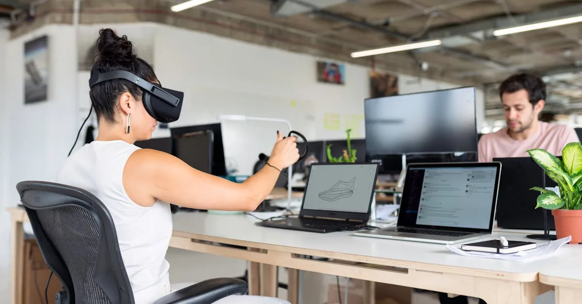 Grupo colaborando em estratégias e planejamento de marketing digital para plataformas adultas