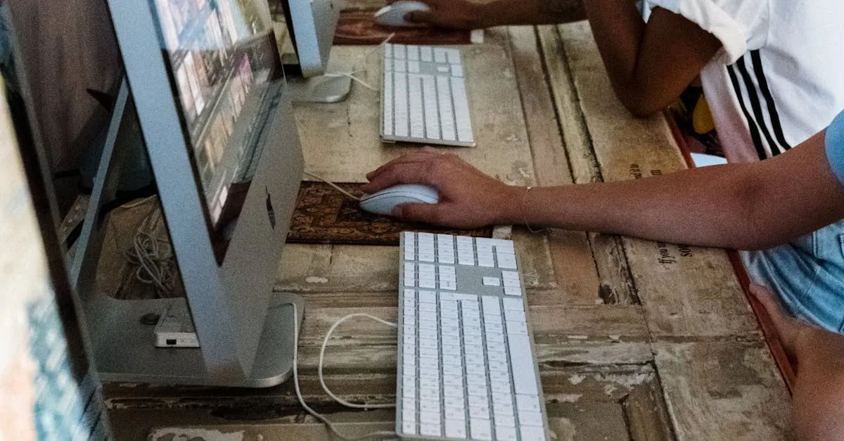 Grupo diverso de pessoas interagindo online em plataforma de conteúdos adultos