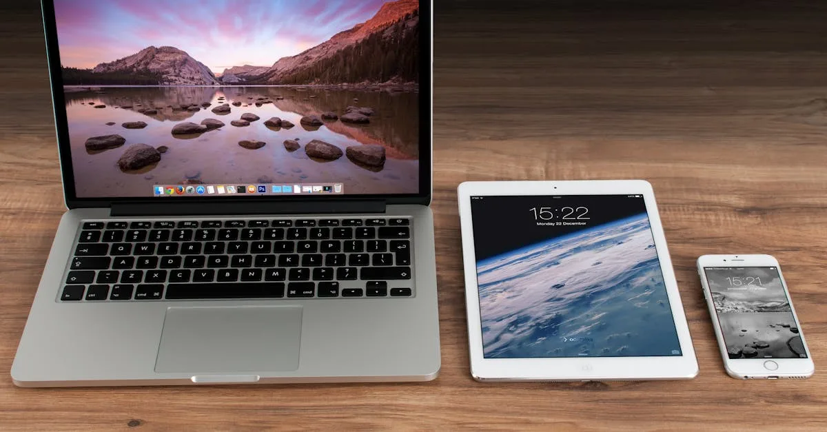 Mesa com laptop e smartphone mostrando ferramentas digitais para monetização de fotos sensuais