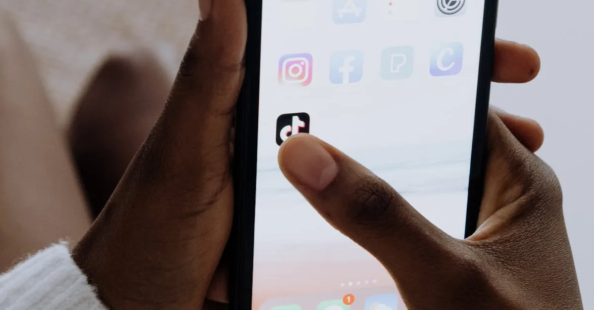 Myos segurando smartphone exibindo redes sociais e estratégias digitais