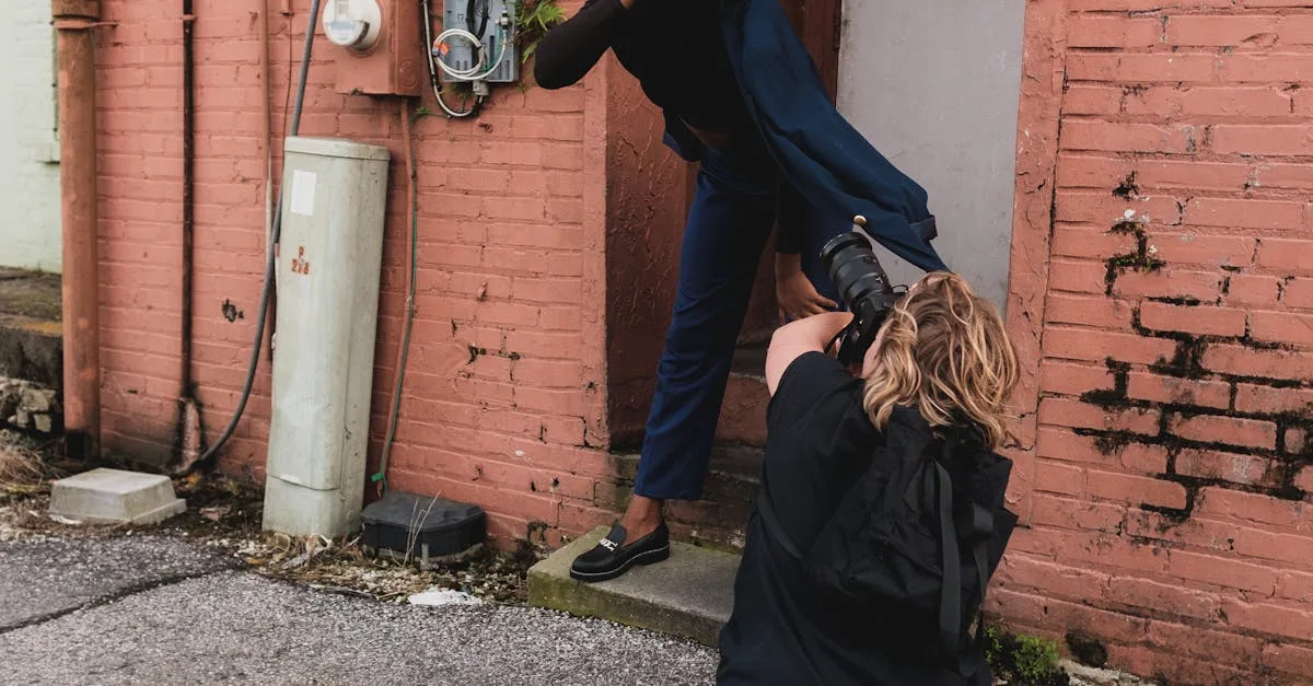 Pessoa ajustando câmera para dicas práticas de fotografia sensual