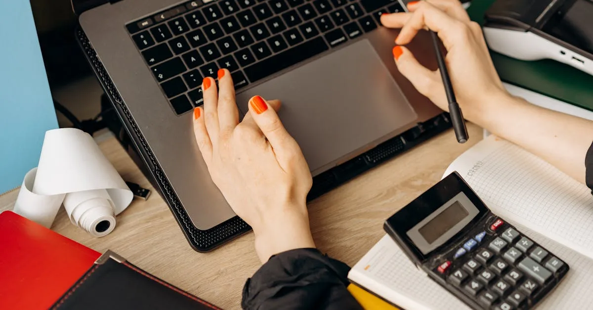 Pessoa analisando dados em tela digital com gráficos e ferramentas online