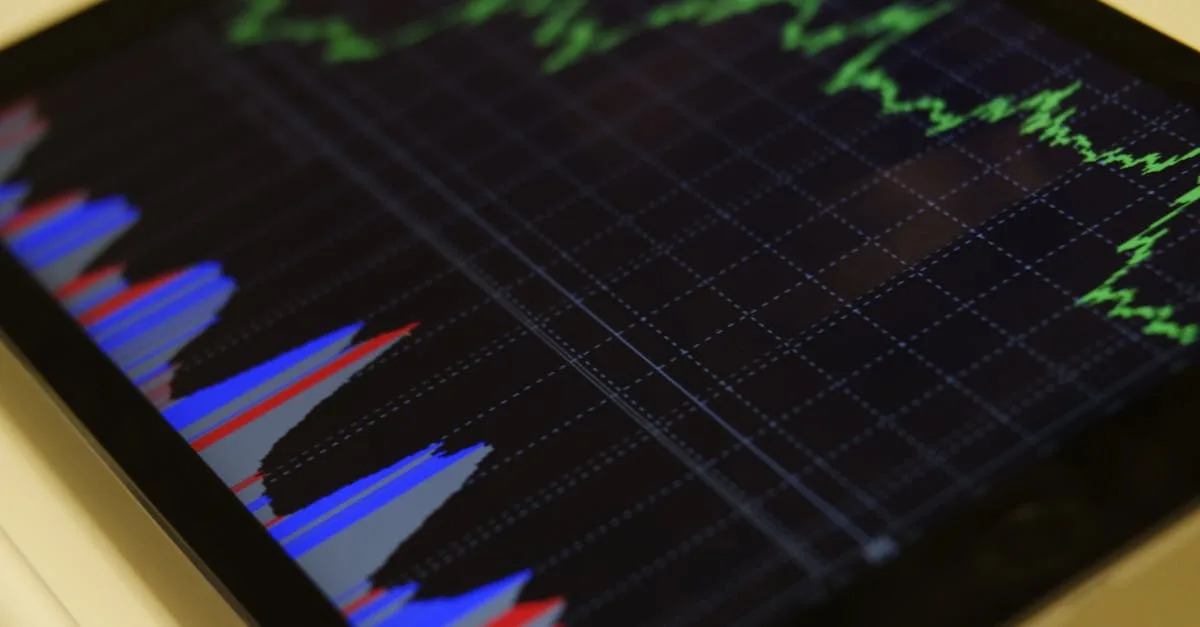 Pessoa analisando dados em tela digital para estratégias de vendas