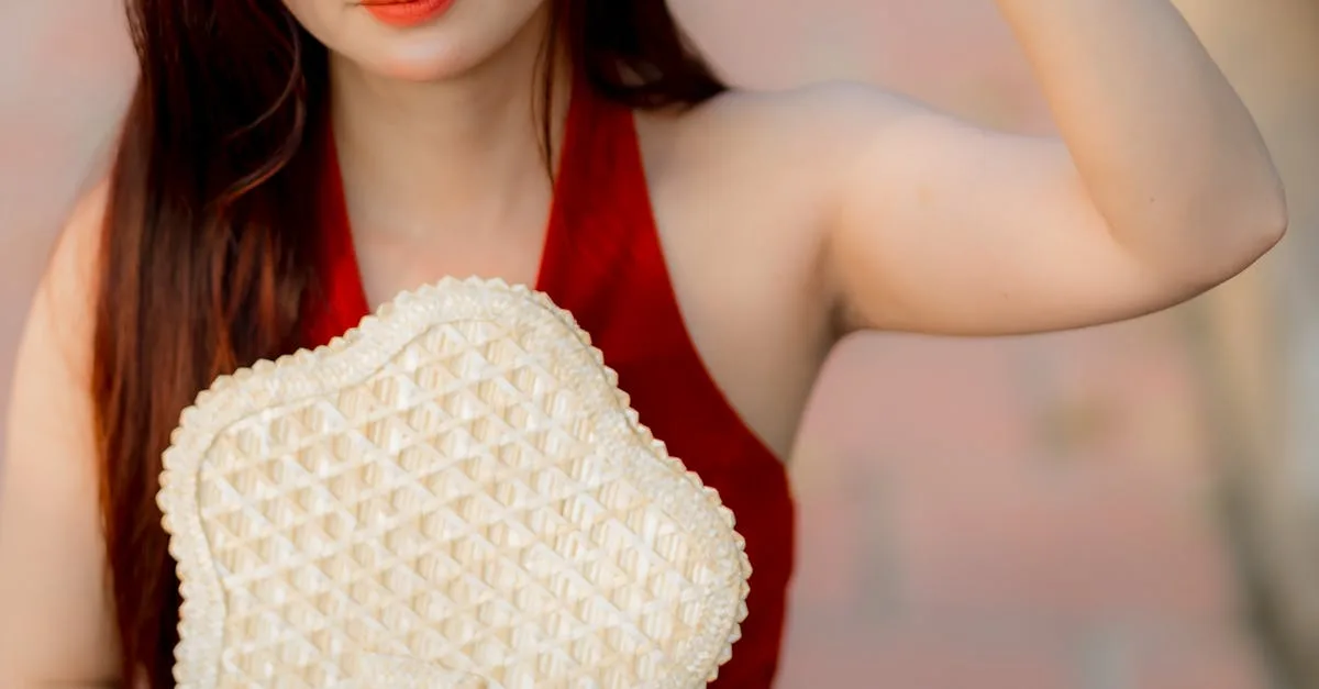 Pessoa em pose sensual com roupa íntima em ambiente privado