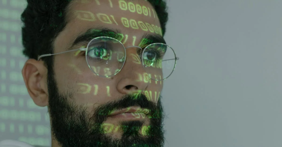 Pessoa protegendo dados digitais para garantir segurança e privacidade online