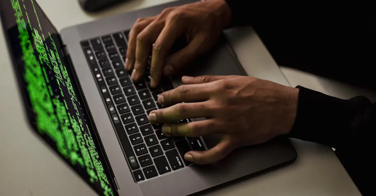 Pessoa segurando cartão de crédito e smartphone focada em segurança online