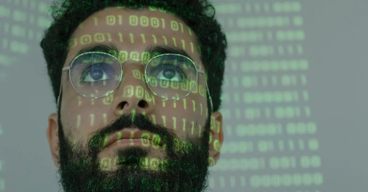 Pessoa segurando smartphone com ícones de segurança digital ao redor