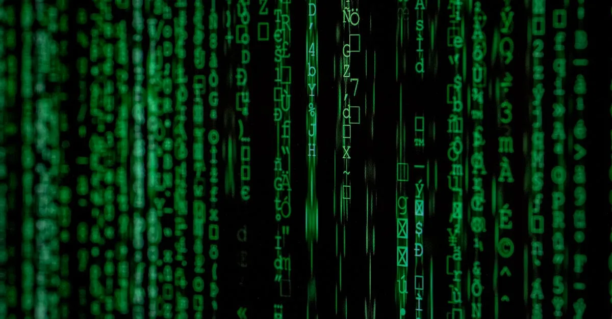 Pessoa trabalhando com computador aplicando dicas de segurança digital