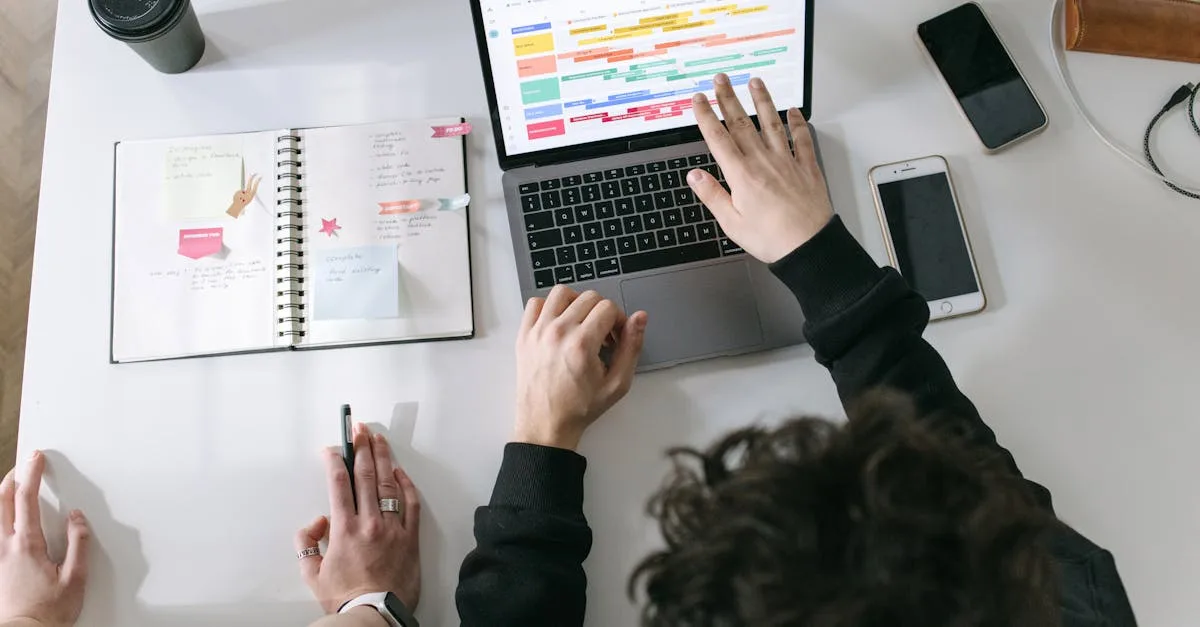 Pessoa usando laptop com gráficos e ferramentas digitais para estratégia de marketing