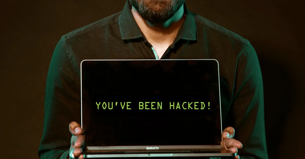Pessoa usando laptop com ícones de cadeado simbolizando segurança digital