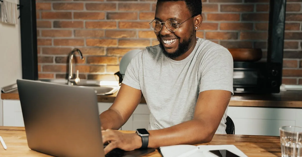 Pessoa usando laptop e smartphone com gráficos de marketing digital em ambiente de trabalho moderno