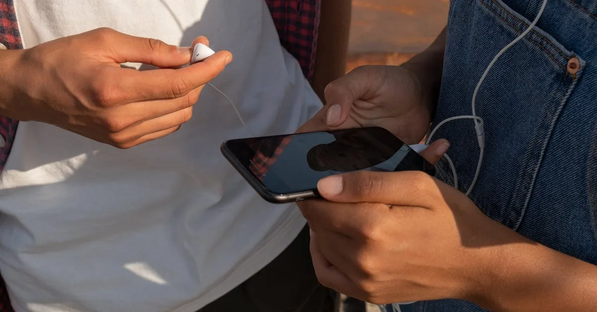 Pessoa usando smartphone interagindo em rede social para crescimento de seguidores