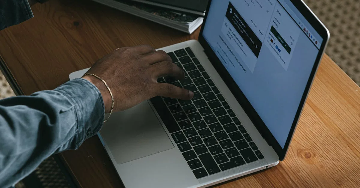 Pessoa utilizando computador com ícones de cadeado representando segurança online
