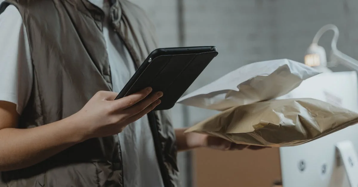 Pessoa utilizando computador com ícones digitais de proteção e segurança online