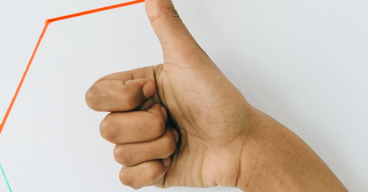 Pessoa utilizando computador para estratégias de marketing digital para conteúdo adulto