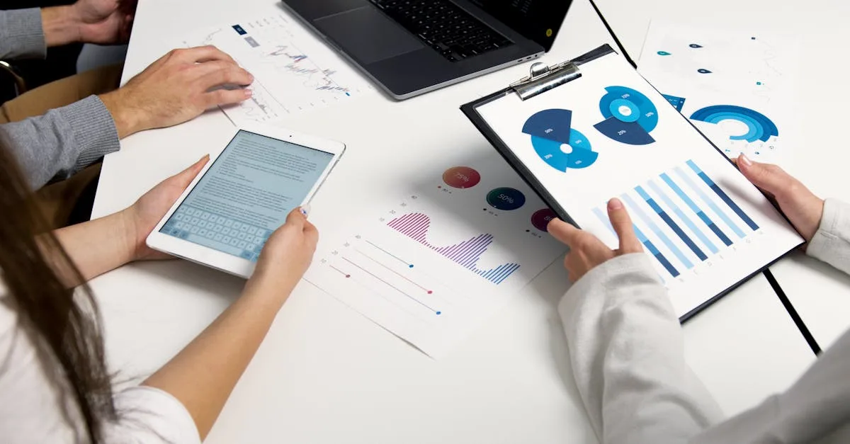 Pessoa utilizando computador para estratégias de marketing digital no nicho adulto
