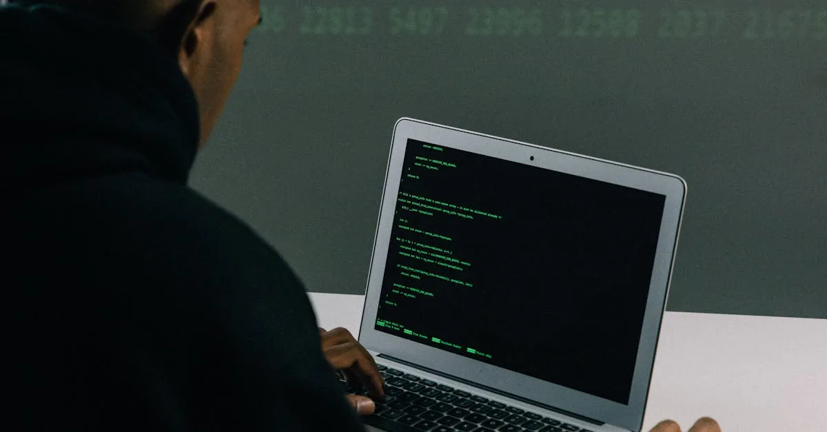 Pessoa utilizando computador para garantir segurança em vendas online de conteúdo adulto