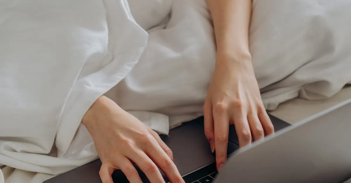 Pessoa utilizando ferramentas digitais para proteger privacidade online