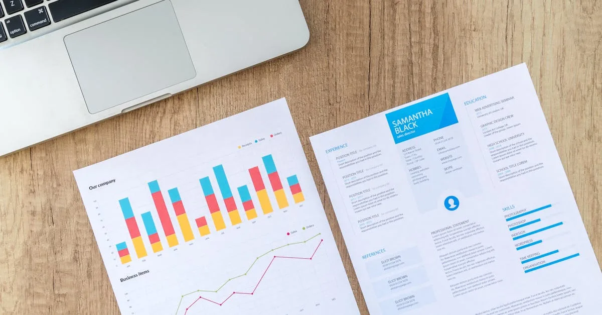 Profissional analisando estratégias práticas de marketing para plataformas adultas